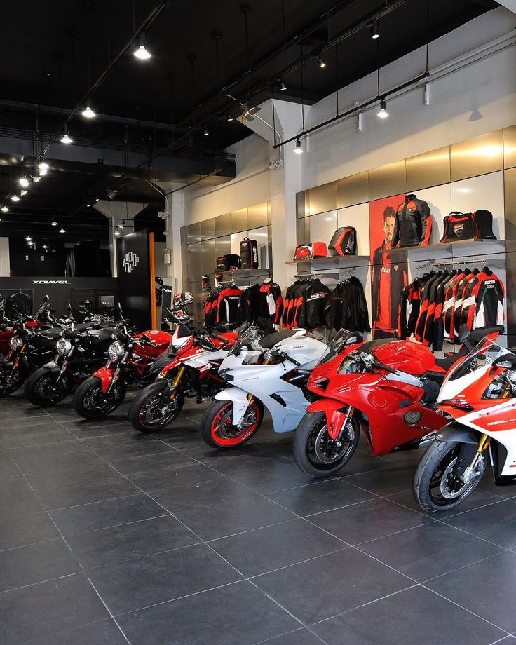 Alignement de motos devant un magasin