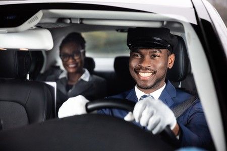 Chauffeur professionnel al volant